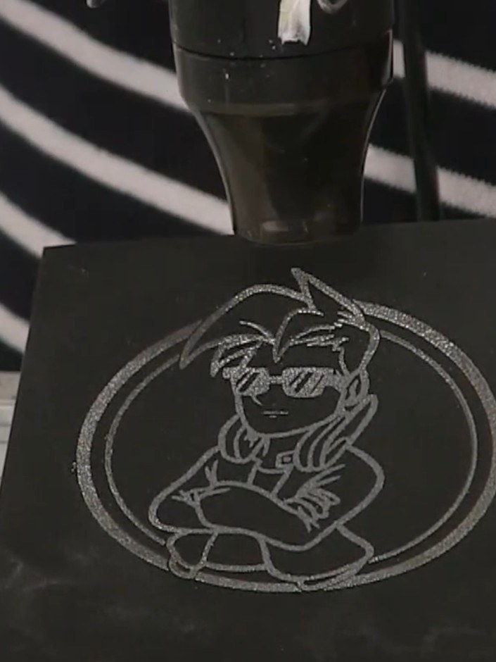 Passo 5: Usa la pistola termica per sciogliere la polvere da embossing e guardala trasformarsi in una finitura argento brillante. Move the heat g