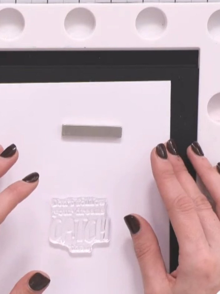 Passo 1: Inchiostra il grande timbro con la frase in formato A5 con il tampone d'inchiostro viola. Press the stamp firmly onto the ink pad to ensure eve