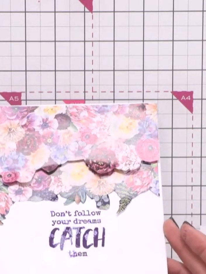 Passo 10: Layer the third floral element on top using foam pads, positioning it to create additional dimension and depth