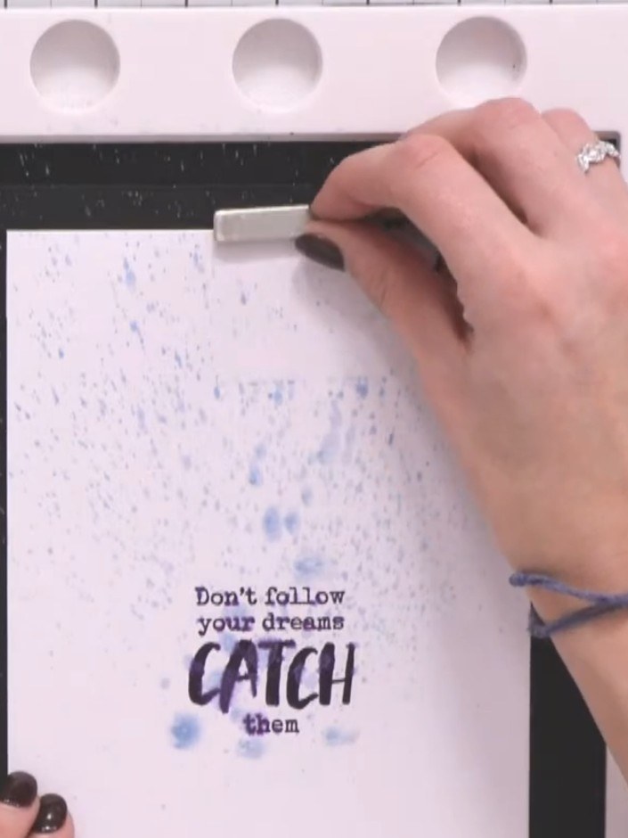 Passo 3: Apply teal spray ink lightly over the stamped sentiment to add a subtle accent colour. Use short bursts and ke
