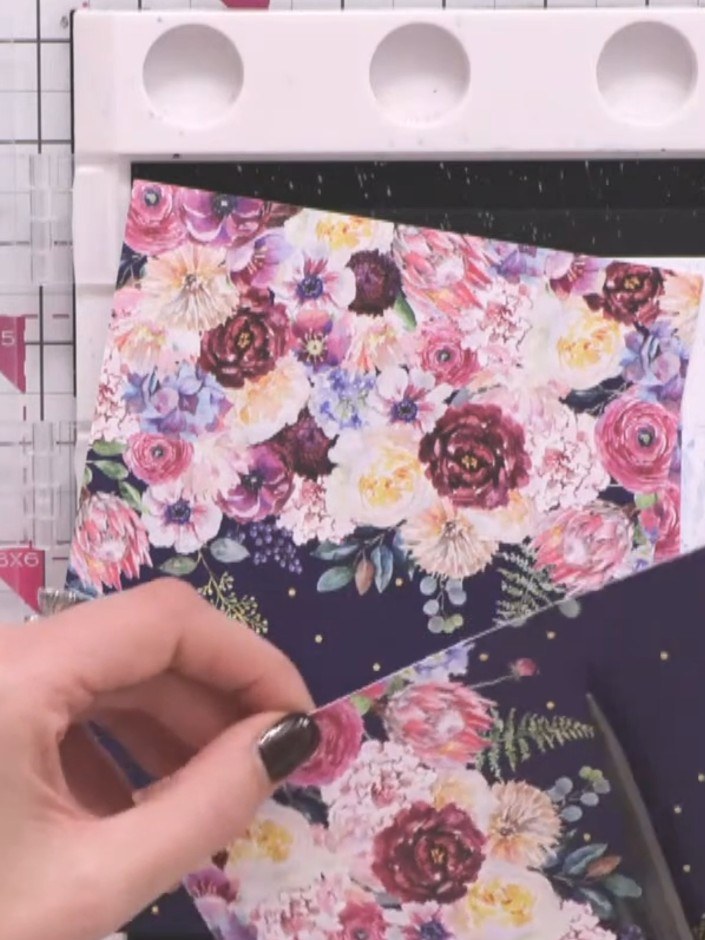 Passo 4: Fussy cut around the base of the first decorative paper element using scissors. Keep some of the navy backgrou