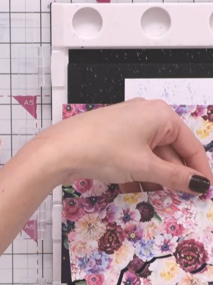 Passo 6: Fussy cut the third floral paper element, cutting carefully around the flowers up to approximately the middle 