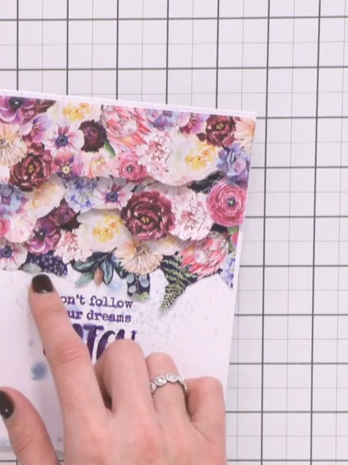 Biglietto con frase e decoupage a strati con elementi ritagliati in fussy cutting - il progetto finito