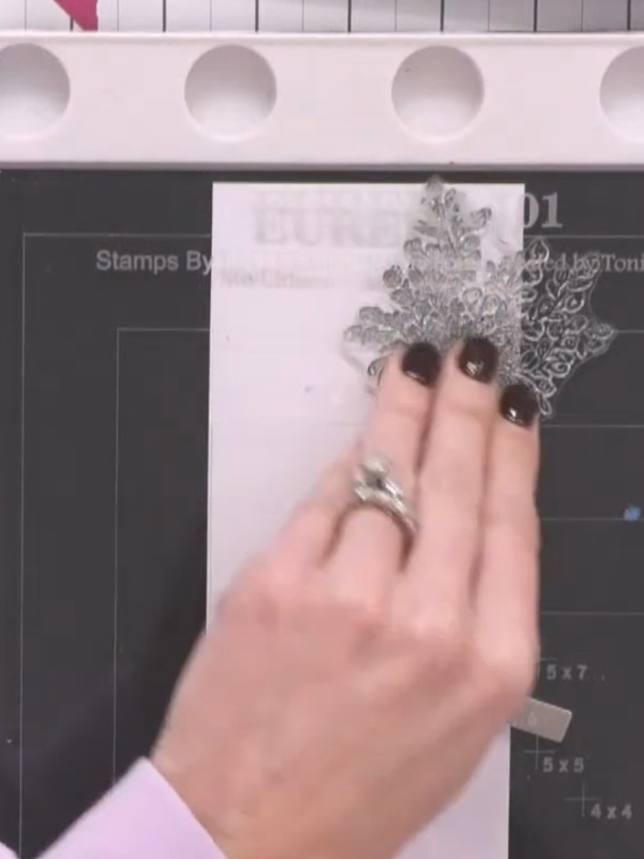 Passo 1: Create a background panel by stamping the bouquet image repeatedly in light grey ink across the panel. Positio