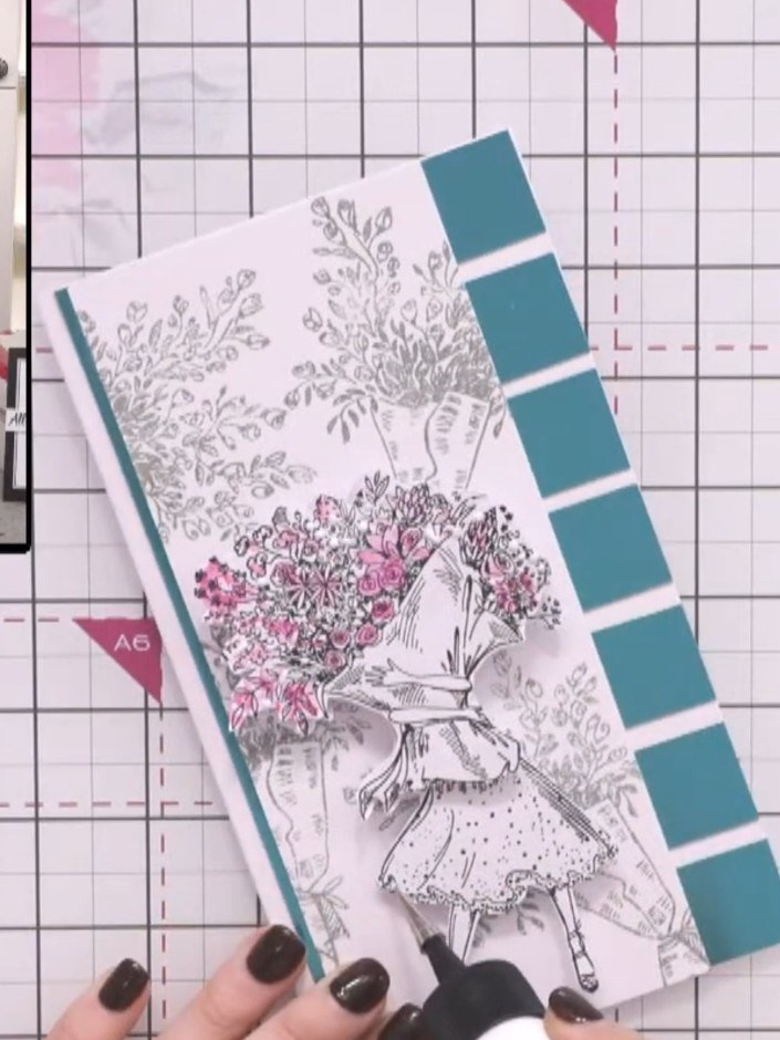 Passo 10: Apply glue spots to selected areas of the bouquet, focusing on the leaves and the base. Sprinkle sparkle embel