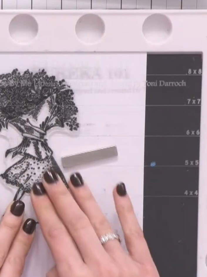 Passo 2: Stamp the lady with bouquet image in black ink onto a separate piece of white card. Use a stamping platform fo