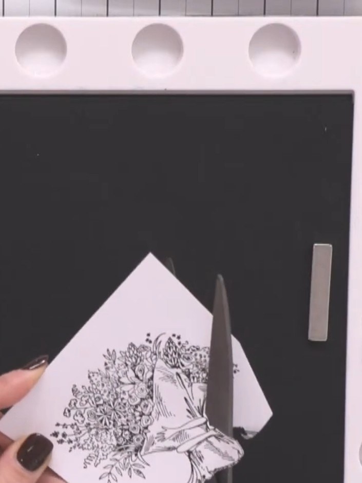Passo 3: Fussy cut around the stamped bouquet image, removing the bag and any loose elements. Don't aim for perfection 