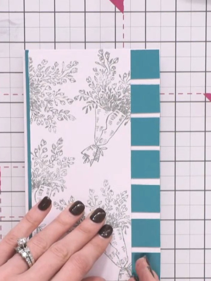Passo 7: Apply glue to the back of the fussy-cut lady and bouquet image. Position and adhere it flat onto the card base