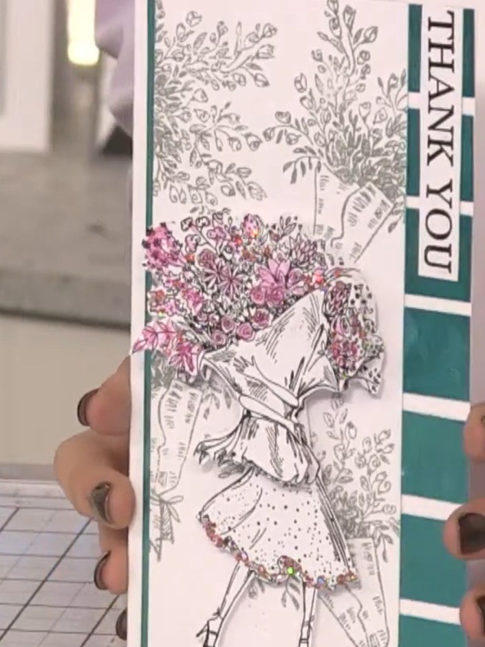 Biglietto slimline con sfondo timbrato e bouquet in decoupage - il progetto finito