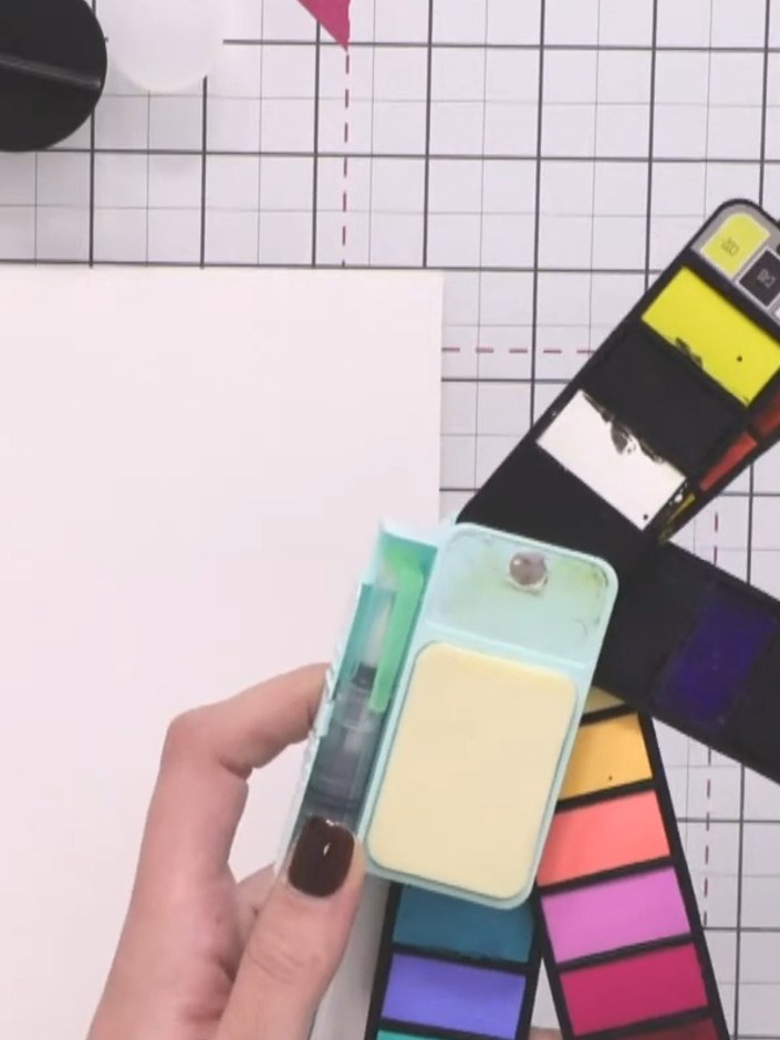 Passo 2: Mix several watercolour puddles on your palette using colours that work well together. Create thick, consisten