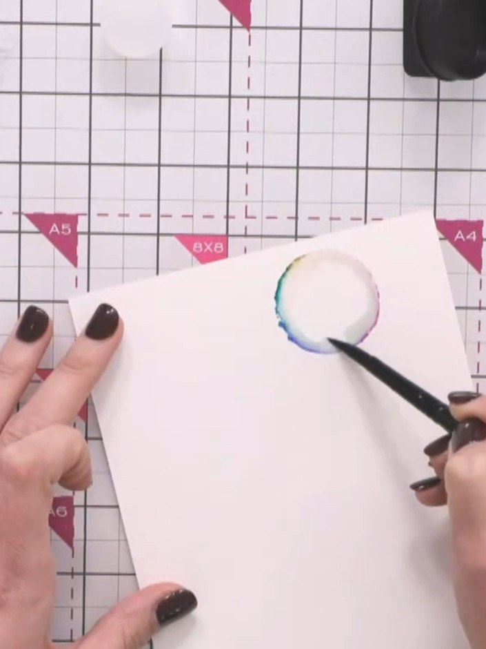 Passo 5: Clean your brush thoroughly before changing colours to avoid muddy mixing and maintain colour separation. Leav