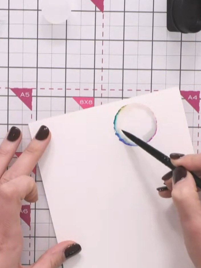Passo 6: Leave a white space or halo on one side of each bubble to create dimension and suggest light direction. Use yo