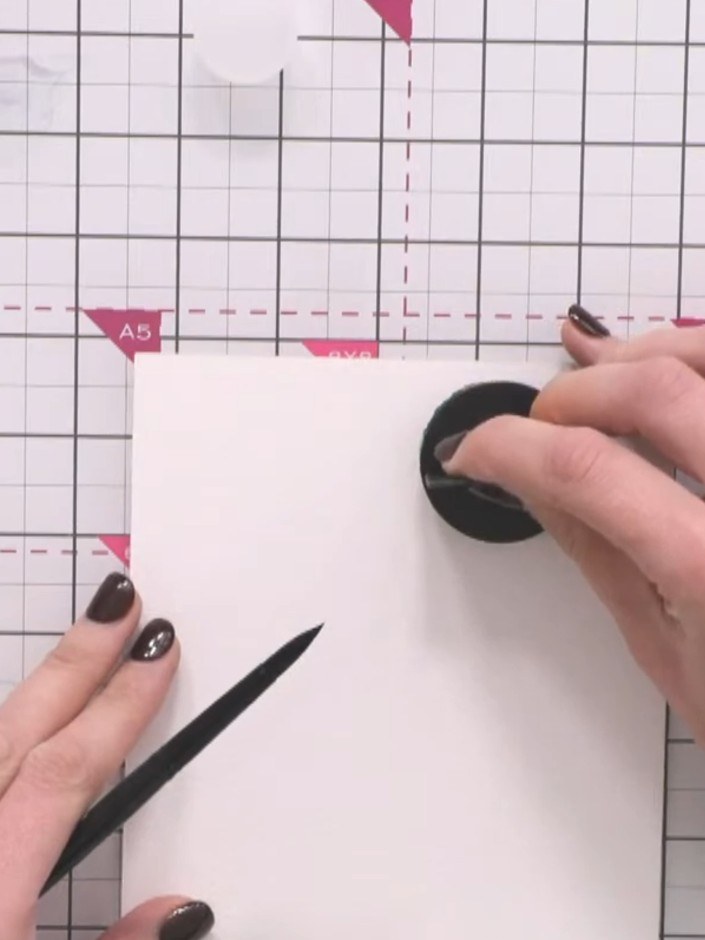 Passo 7: Dip the lid back into the ink and stamp it onto the card again to add more colour. Repeat this process with di
