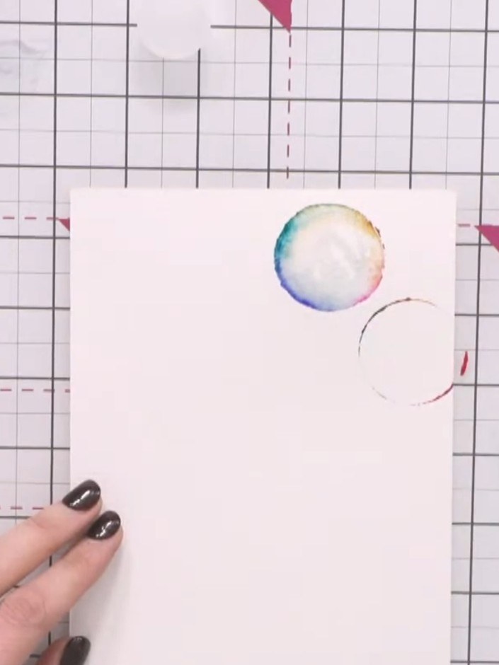 Passo 8: Use a smaller circular lid to stamp additional bubble outlines on the card. Vary the sizes and positions, conn