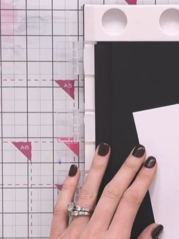 Passo 5: Take two pieces of white cardstock and tape them together temporarily using repositionable tape. This will all