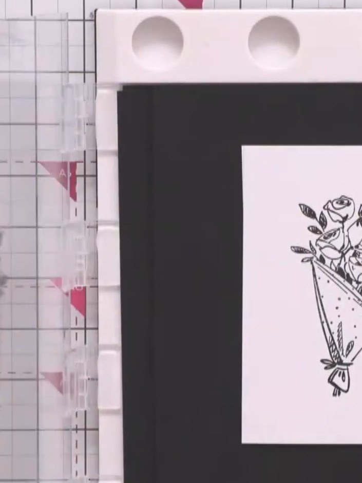 Passo 6: Stamp the bouquet image from the All Mine stamp set in black ink onto the white cardstock piece. Use the blend