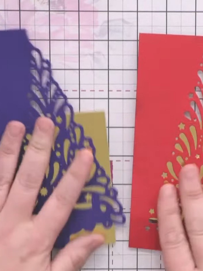 Passo 5: Layer the die-cut coloured cardstock pieces together, aligning them to create dimensional Christmas tree shape
