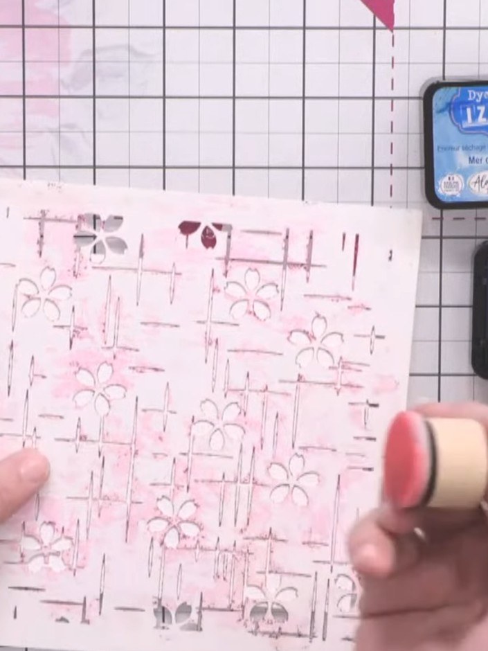 Passo 1: Stamp the geisha image onto white cardstock using pink dye ink. Hold the stamp firmly in place and apply even 