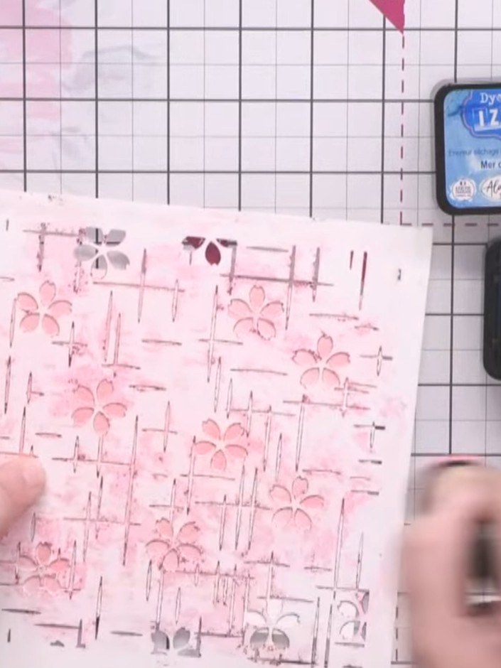 Passo 2: Reposition the stamp and stamp the same image again using a different pink shade from your watercolour palette