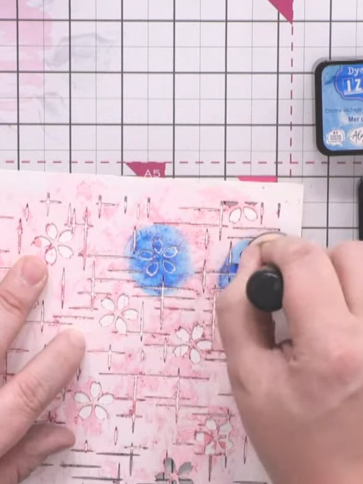 Passo 3: Apply blue ink from the Izink palette to the stamped flower areas using a waterbrush, building up the vibrant 