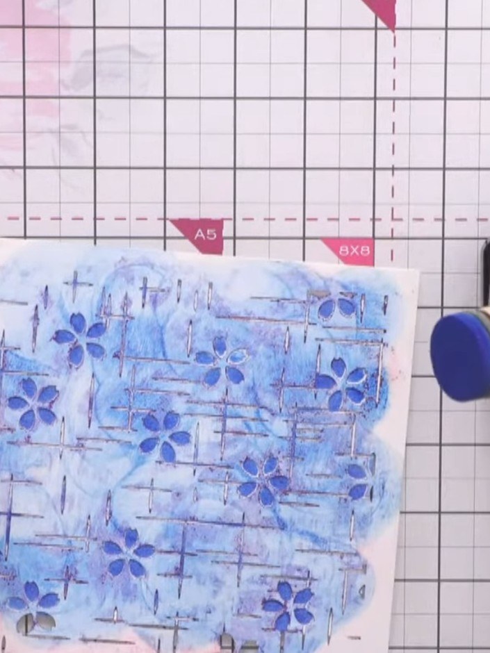 Passo 4: Using a wet brush, blend blue watercolour ink into the stamped areas. Follow the direction of the lines and fi