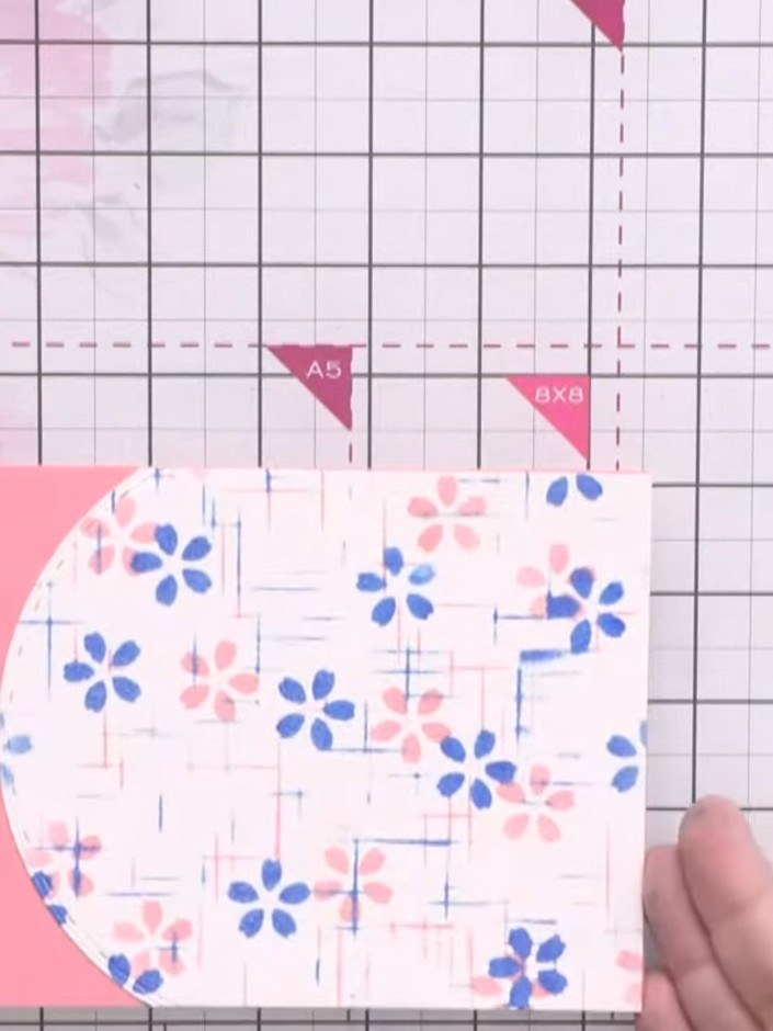 Passo 8: Die-cut the painted design using a shaped edge die. Centre the floral image on the cutting mat, ensuring it do