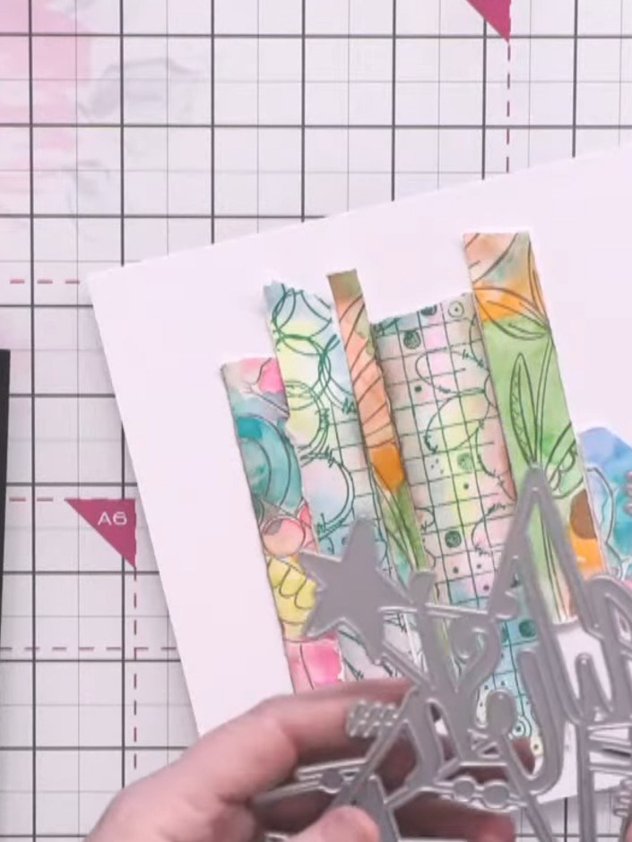 Passo 1: Cut the mixed up heart die from coloured cardstock using your die-cutting machine. Run the die and cardstock t