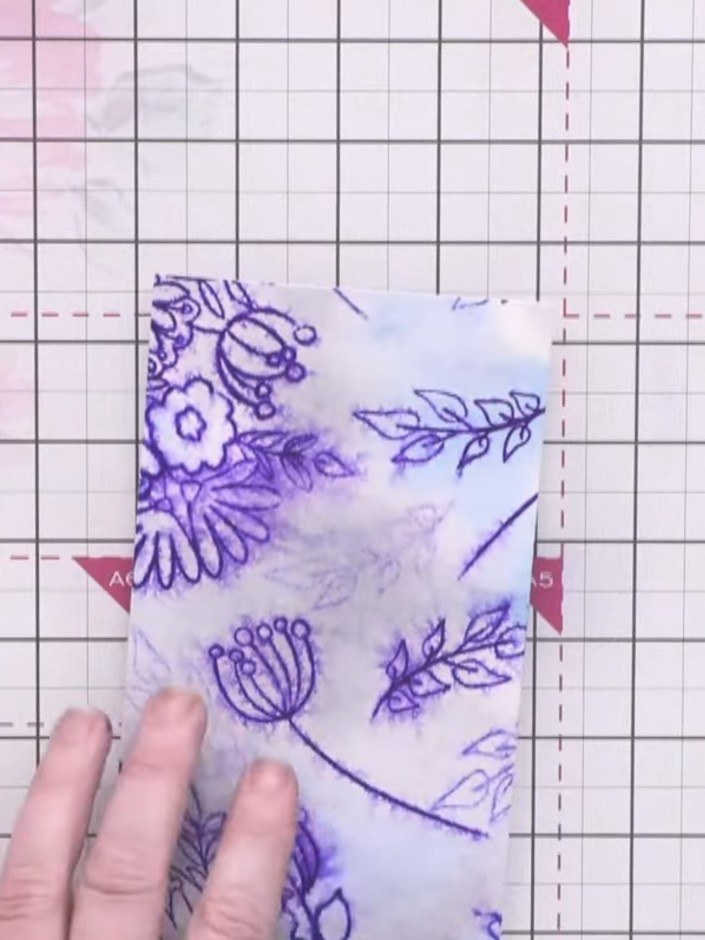 Passo 10: Add white gel pen details to the stamped foliage for highlights and definition. Work over the purple floral im