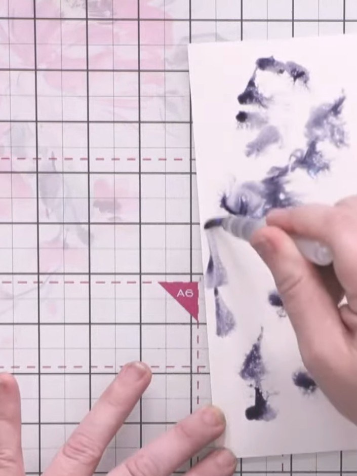 Passo 3: Drop light blue watercolour onto the wet surface using a brush or palette. Allow the blue to blend naturally w
