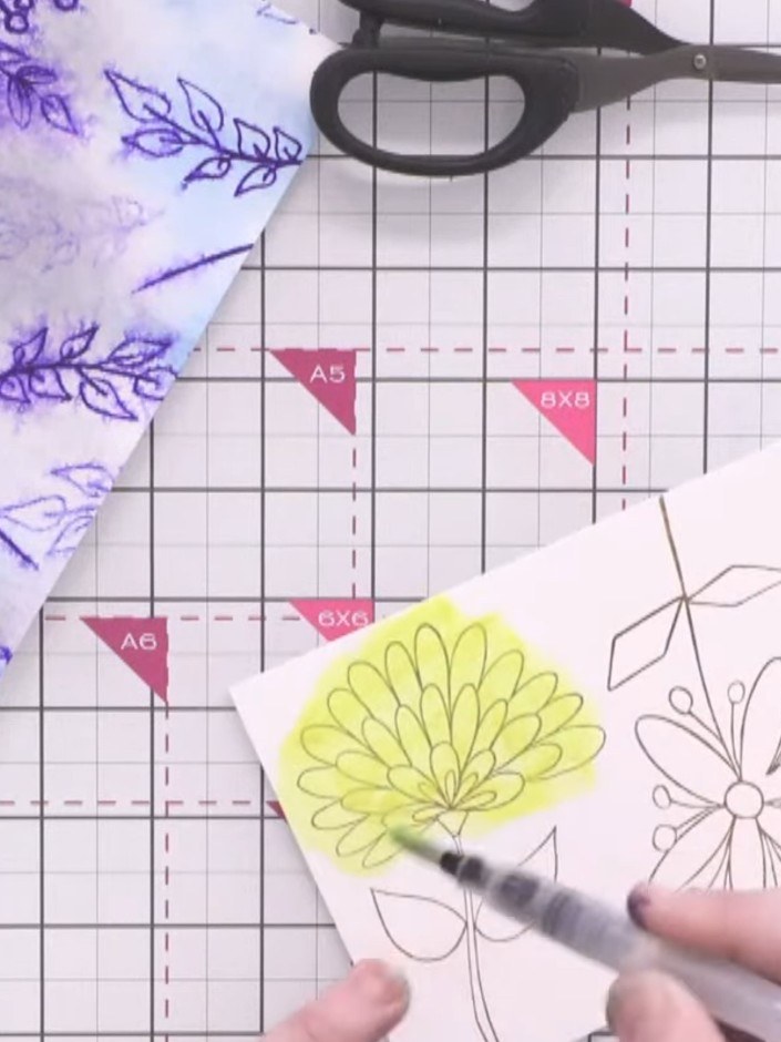 Passo 2: Colour the stamped flowers using watercolour paint in vibrant colours such as yellow. Keep the colouring relat