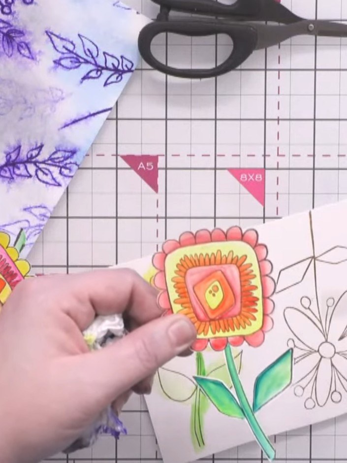 Passo 4: Carefully cut out the coloured flower elements using scissors or a craft knife. Cut around the outer edges of 