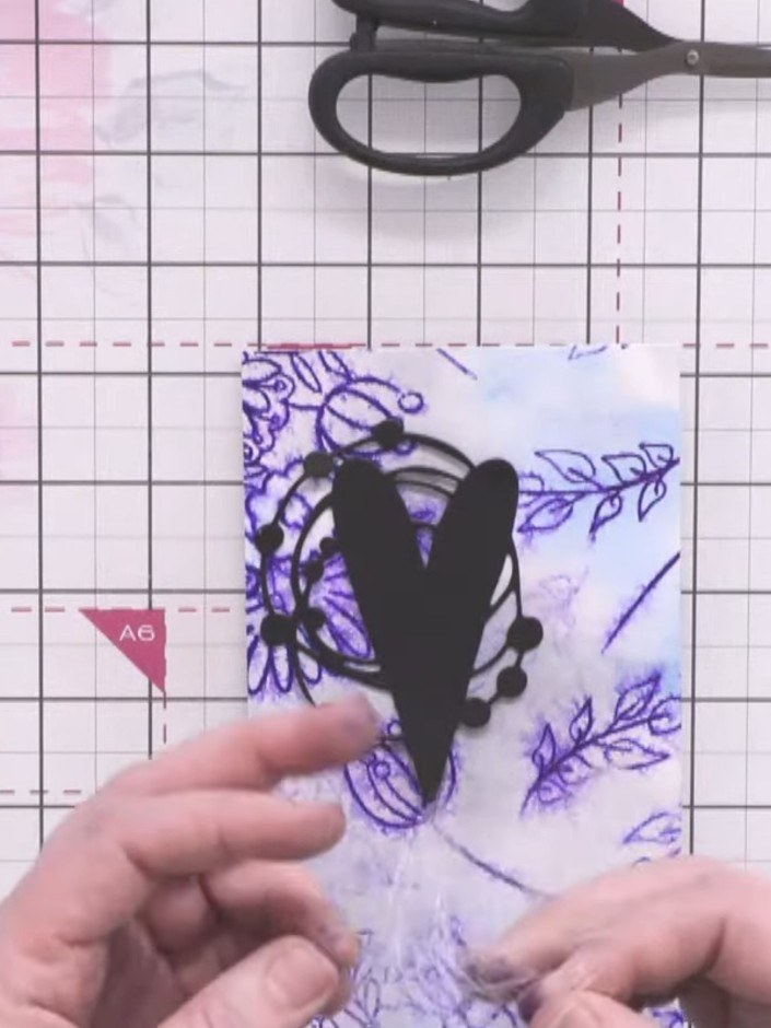 Passo 6: Use the finished coloured flowers as embellishments by gluing them onto cards. Layer multiple flowers together