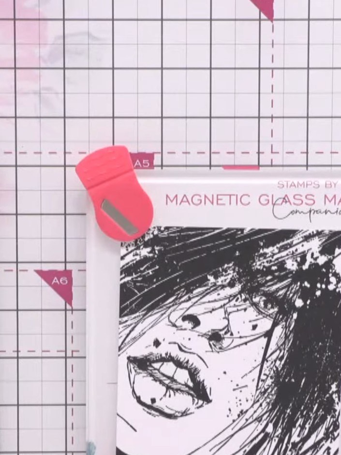 Passo 1: Stamp your chosen face image onto smooth white cardstock using black Memento or Versafine Clear ink. Position 
