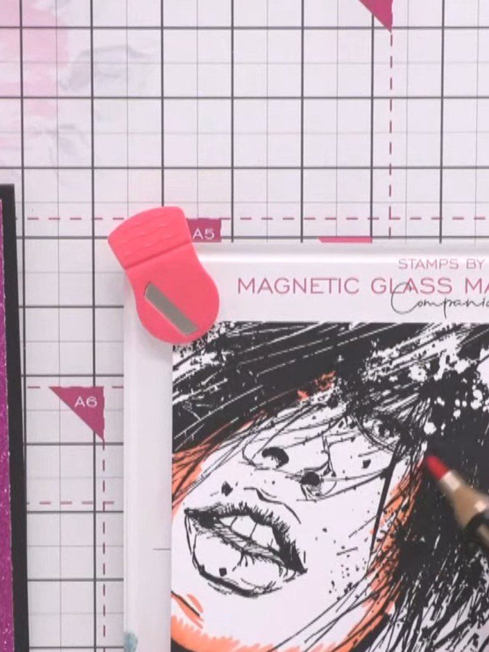 Passo 3: Using the lightest shade of orange (YR24 Marigold), apply colour to the outer edges of the face with broad str