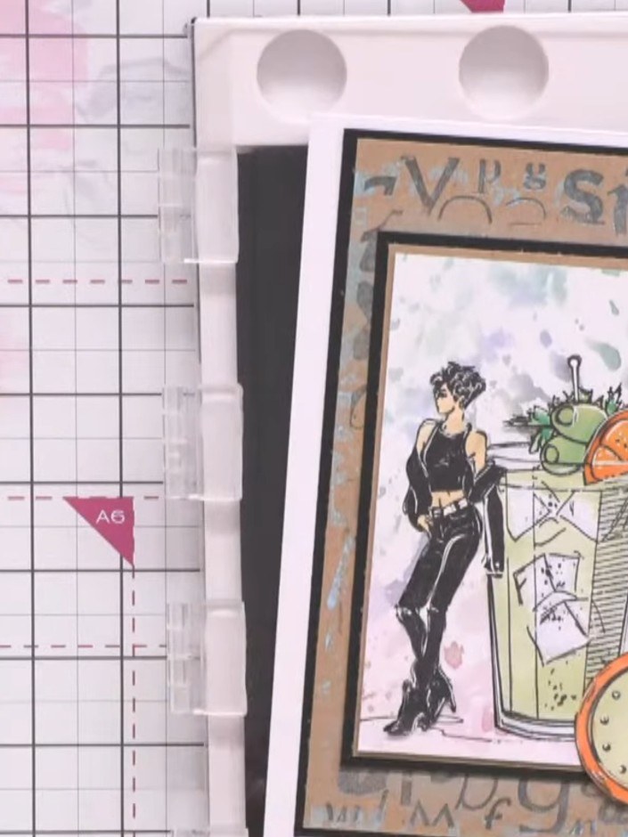 Passo 7: Add a thin strip of black cardstock between the layers to create definition and separation. Position it to fra
