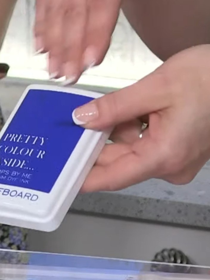 Paso 1: Stamp the rickety house design directly onto your white card base using the Surfboard blue ink pad. Position t