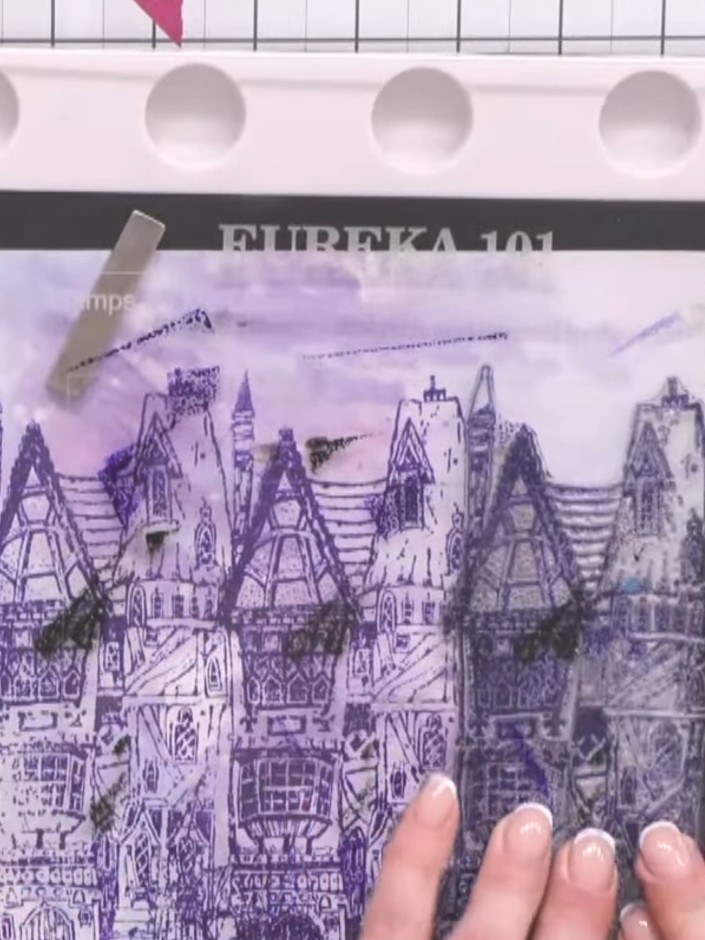 Paso 5: Spritz the stamped image with water to activate the inks and create a blended watercolour effect. Use your fin