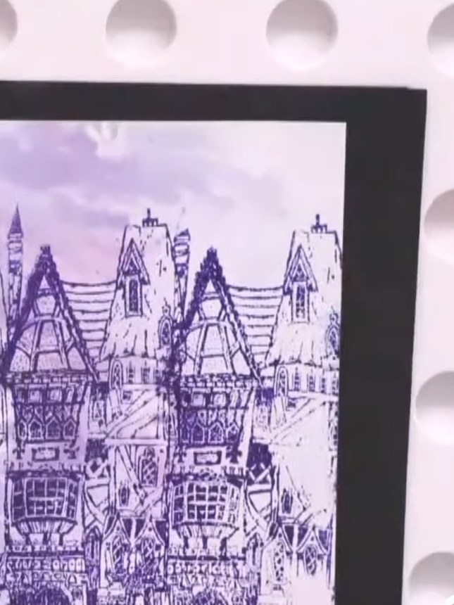 Paso 6: Use a heat tool to dry the stamped piece slightly. Move the heat tool over the purple ink on the castle image 