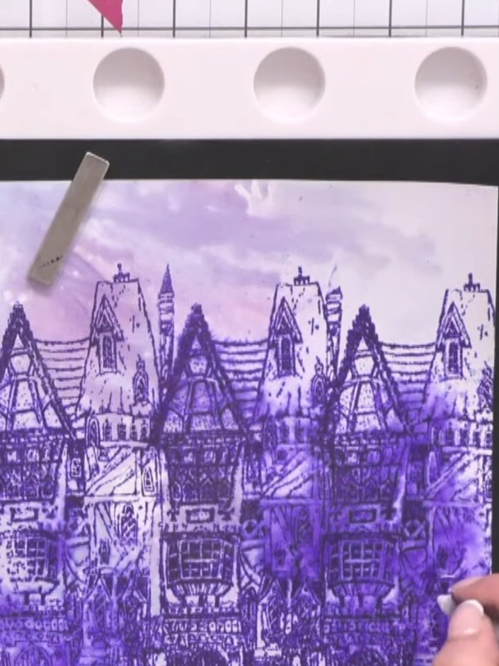 Paso 7: Use a white gel pen to add fine detail lines to the stamped house image, enhancing the windows and architectur