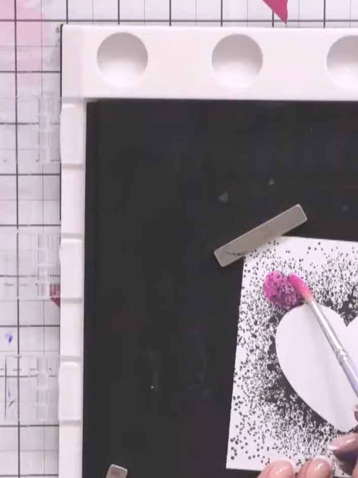Passo 2: Apply gold embossing powder to the stamped heart. Heat the powder with an embossing tool until it melts and cr