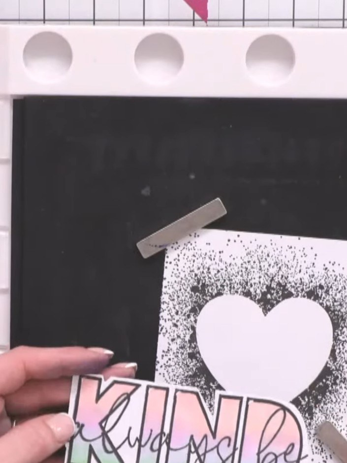 Passo 5: Stamp the 'always be kind' sentiment onto the vellum panel using black ink. Position the sentiment below the h