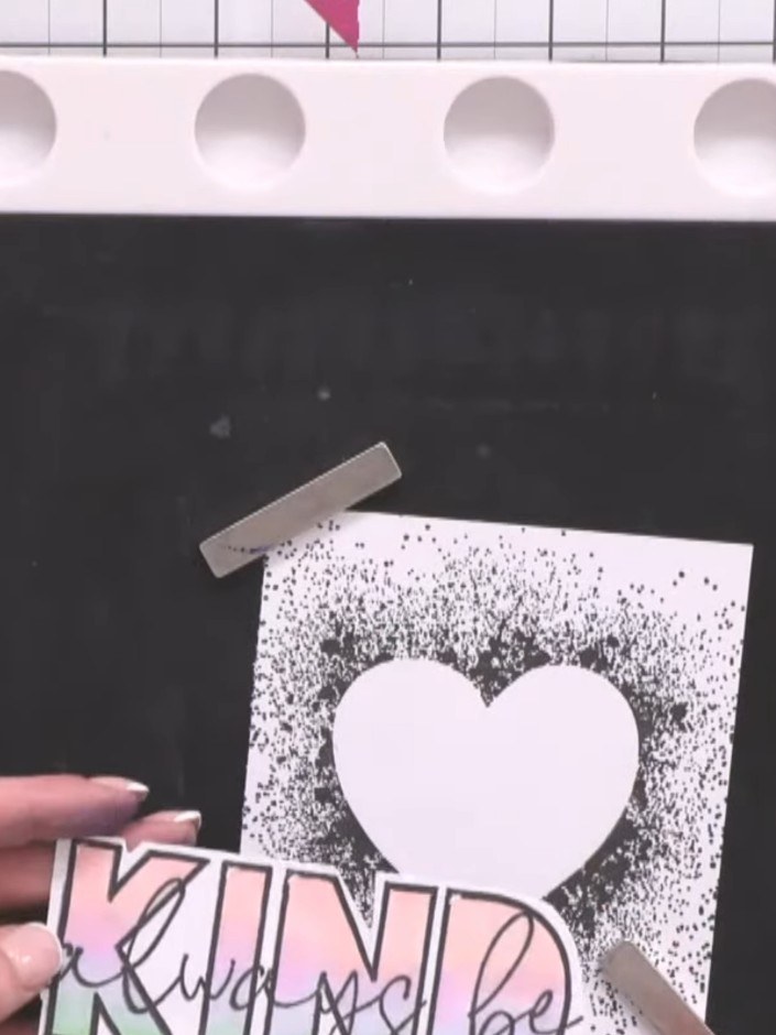Passo 6: Use scissors or a craft knife to add small V-shaped notches at the top and bottom of the letters N and K in th