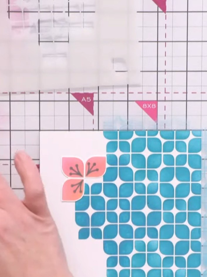 Passo 7: Fussy cut out any small detail elements from your pre-stamped paper if desired. In this example, carefully cut