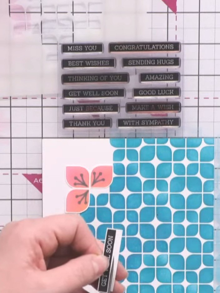 Passo 8: Adhere the cut-out pink floral detail to the card front using foam adhesive to add dimension to your finished 