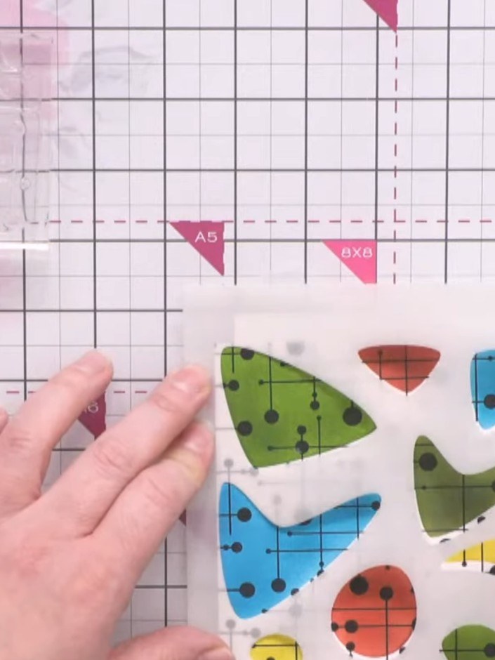 Stap 1: Place the geometric shapes stencil on top of your card base and position it centrally to create your focal poi