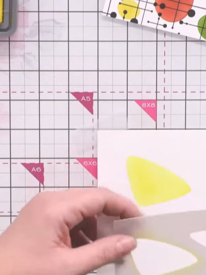 Stap 3: Move the stencil slightly and apply pink distress oxide ink through the next shape, overlapping slightly with 