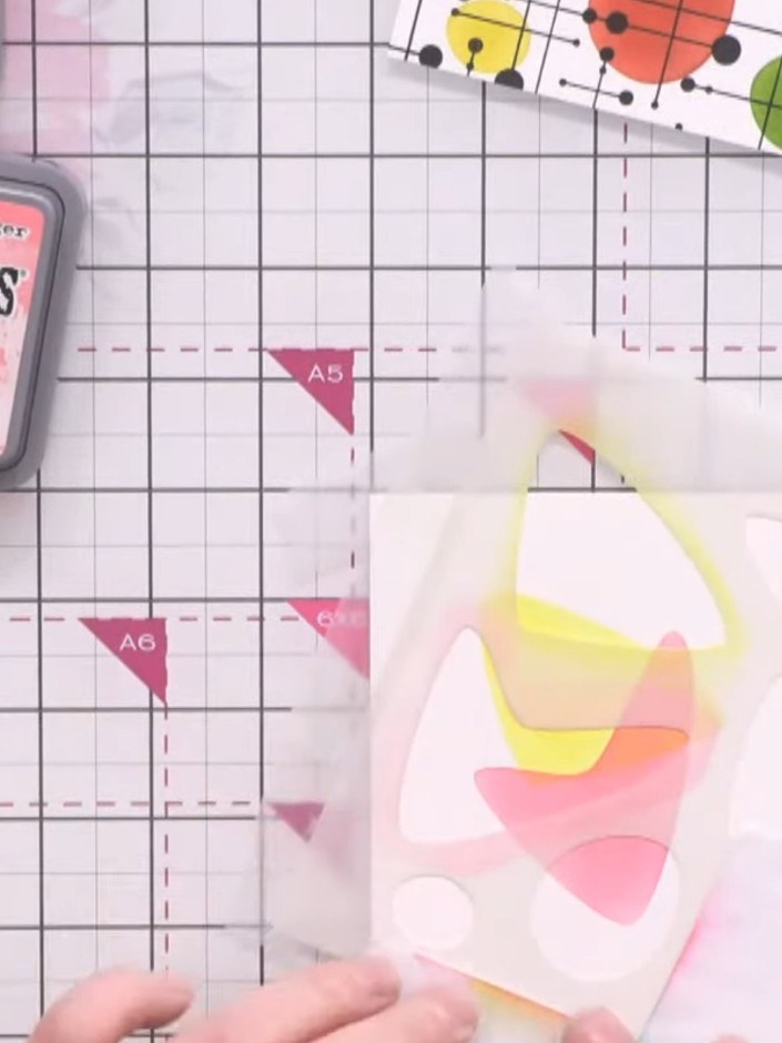 Stap 5: Position the stencil at the bottom of your focal point panel. Use the circle or egg-shaped element and ink it 