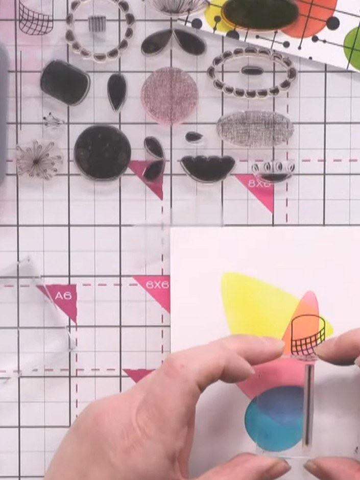 Stap 4: Die-cut all the stamped flower versions using the coordinating die. Ensure each flower is cut to exactly the s