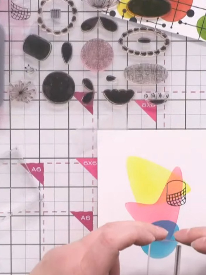 Stap 5: Layer the coloured flower elements together, placing one inside another. Rotate the pieces to create an intere