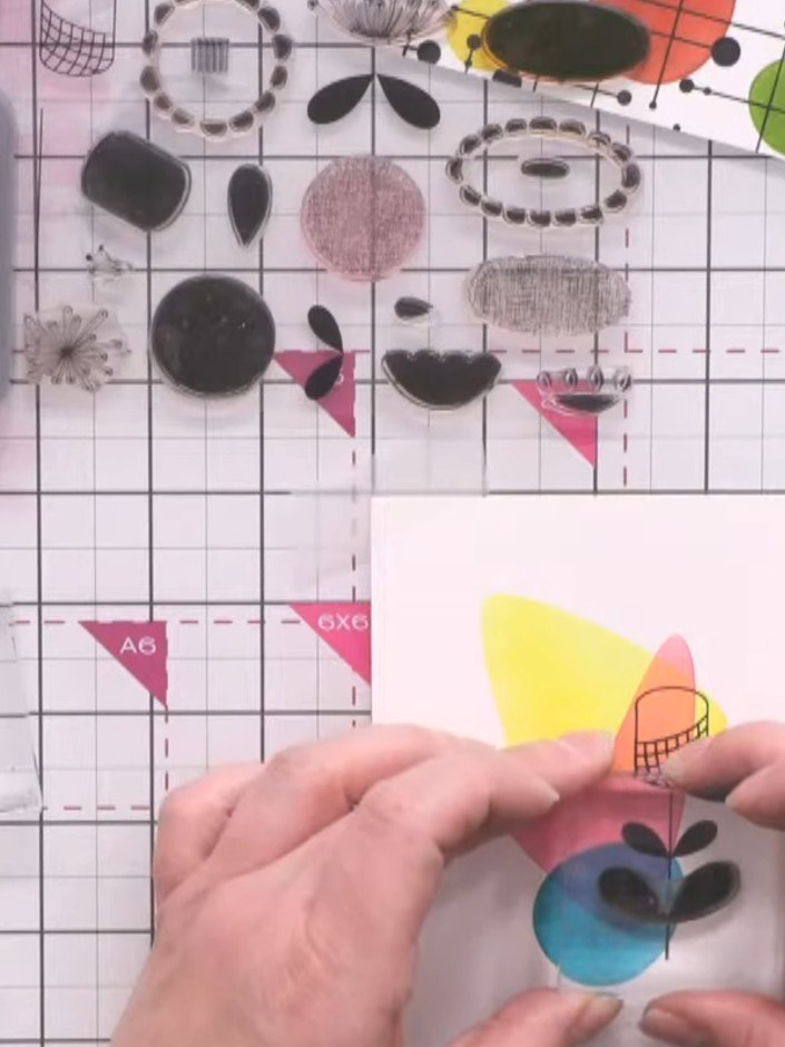 Stap 7: Plak je favoriete combinatie van gelaagde bloemen met foam pads (3D-kussentjes) op je kaartbasis voor extra diepte. Position th
